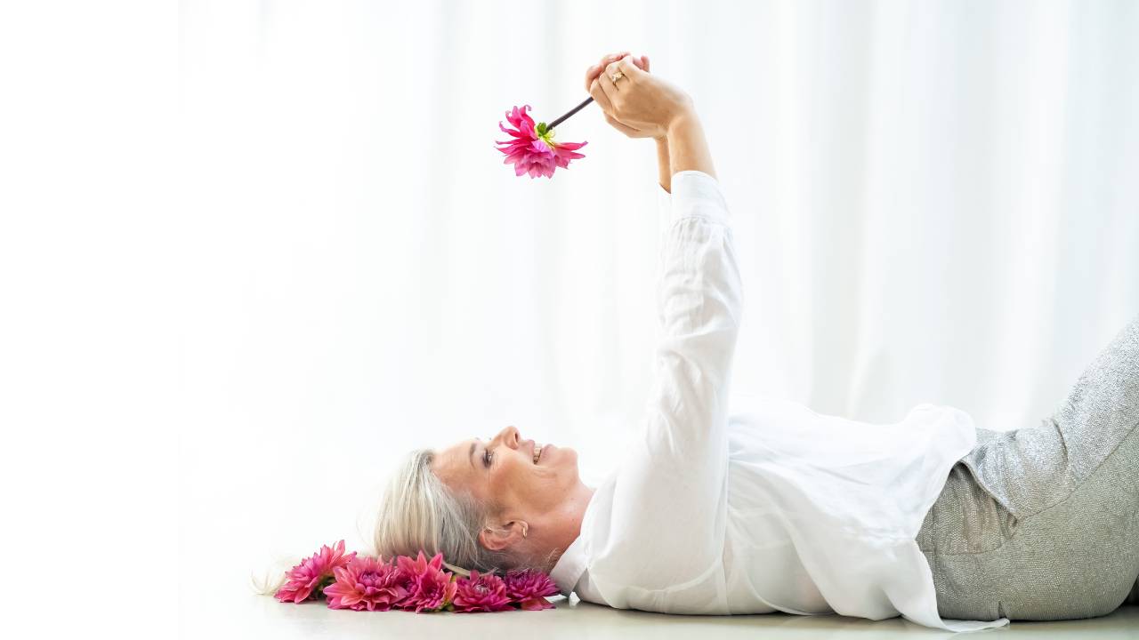 Vrouw die nadenkt over schuldgevoel en verantwoordelijkheid