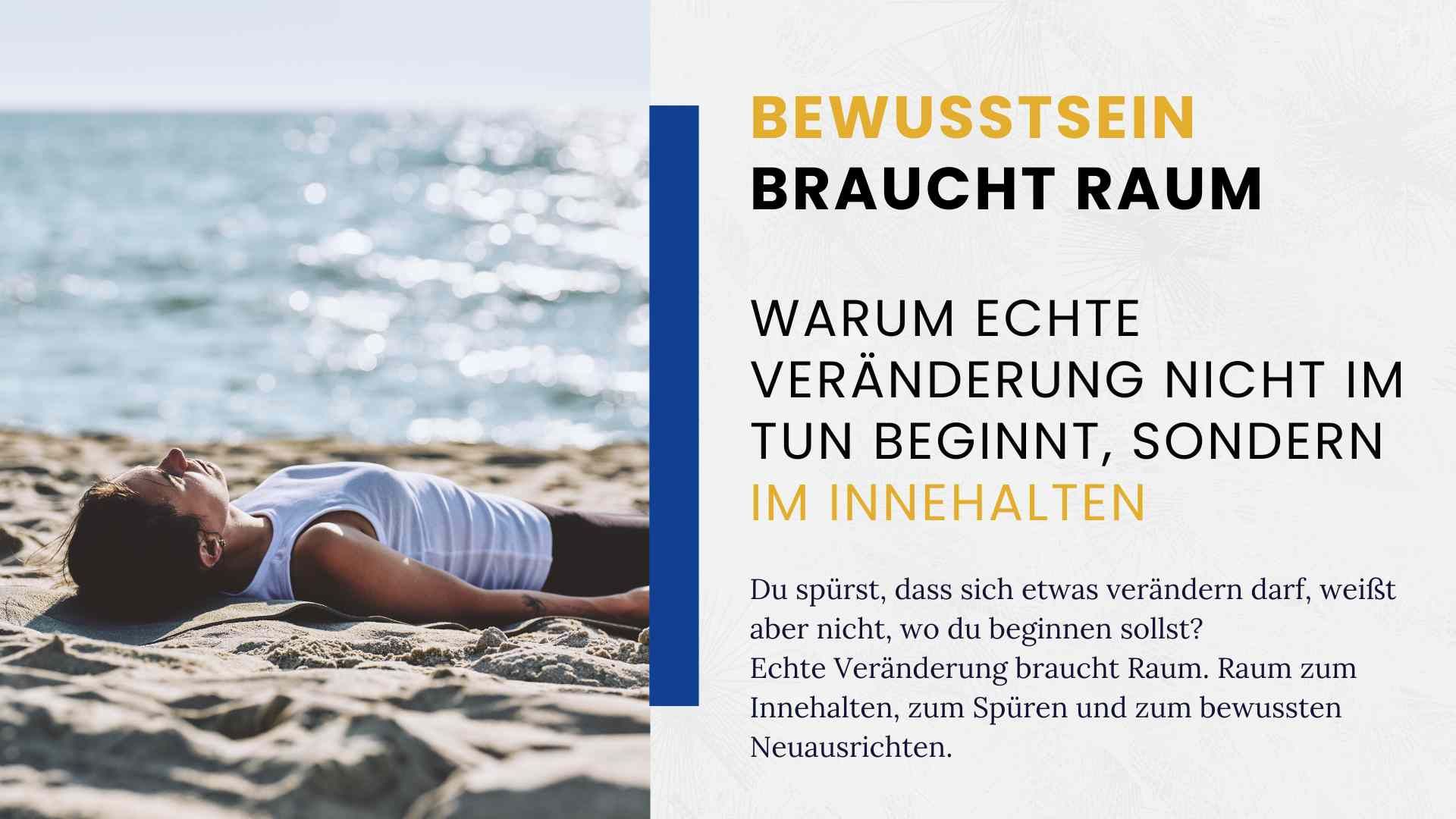 Eine Person liegt entspannt im Sand am Strand und blickt ruhig in den Himmel. Die Szene vermittelt Stille, Weite und einen Moment des bewussten Innehaltens.