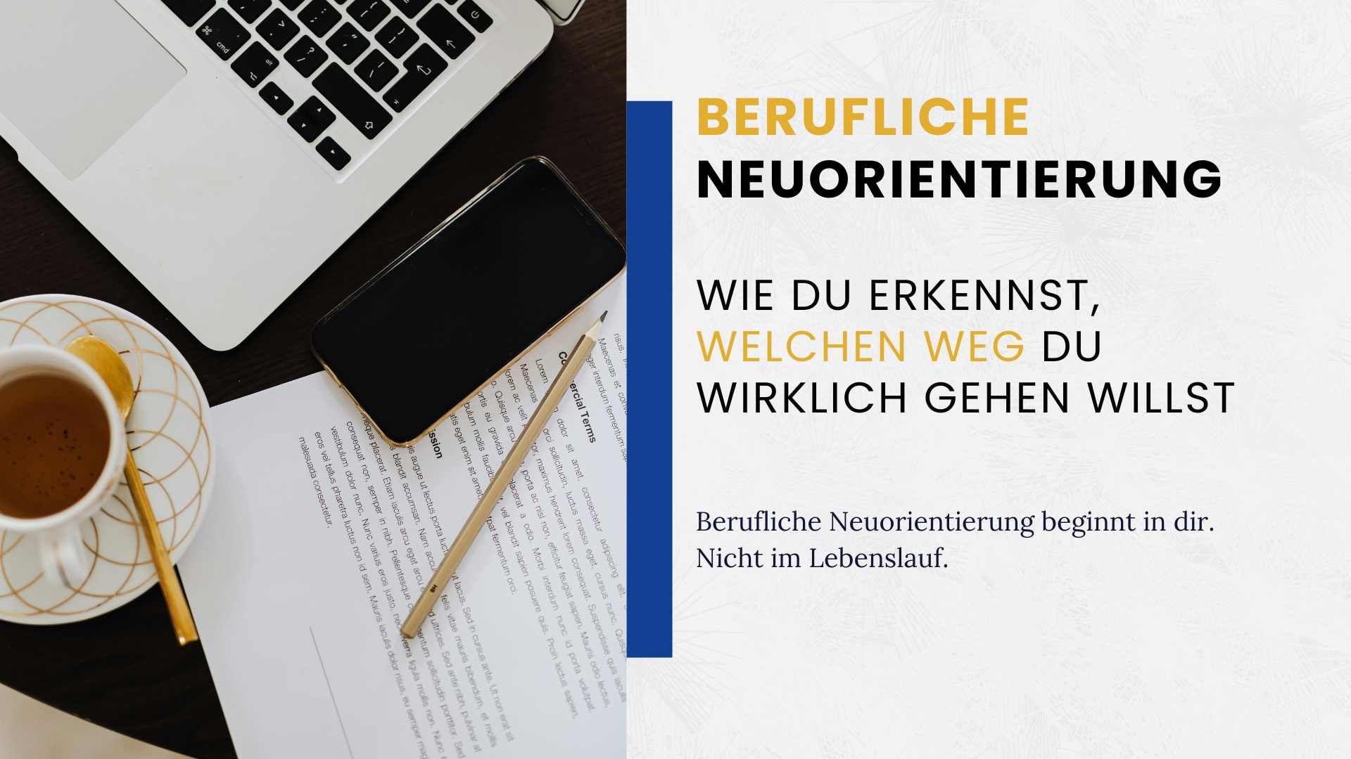 Notizbuch, Stift und Tee im sanften Licht, von oben fotografiert – ein ruhiger Moment des Reflektierens und des Beginns eines neuen beruflichen Weges.