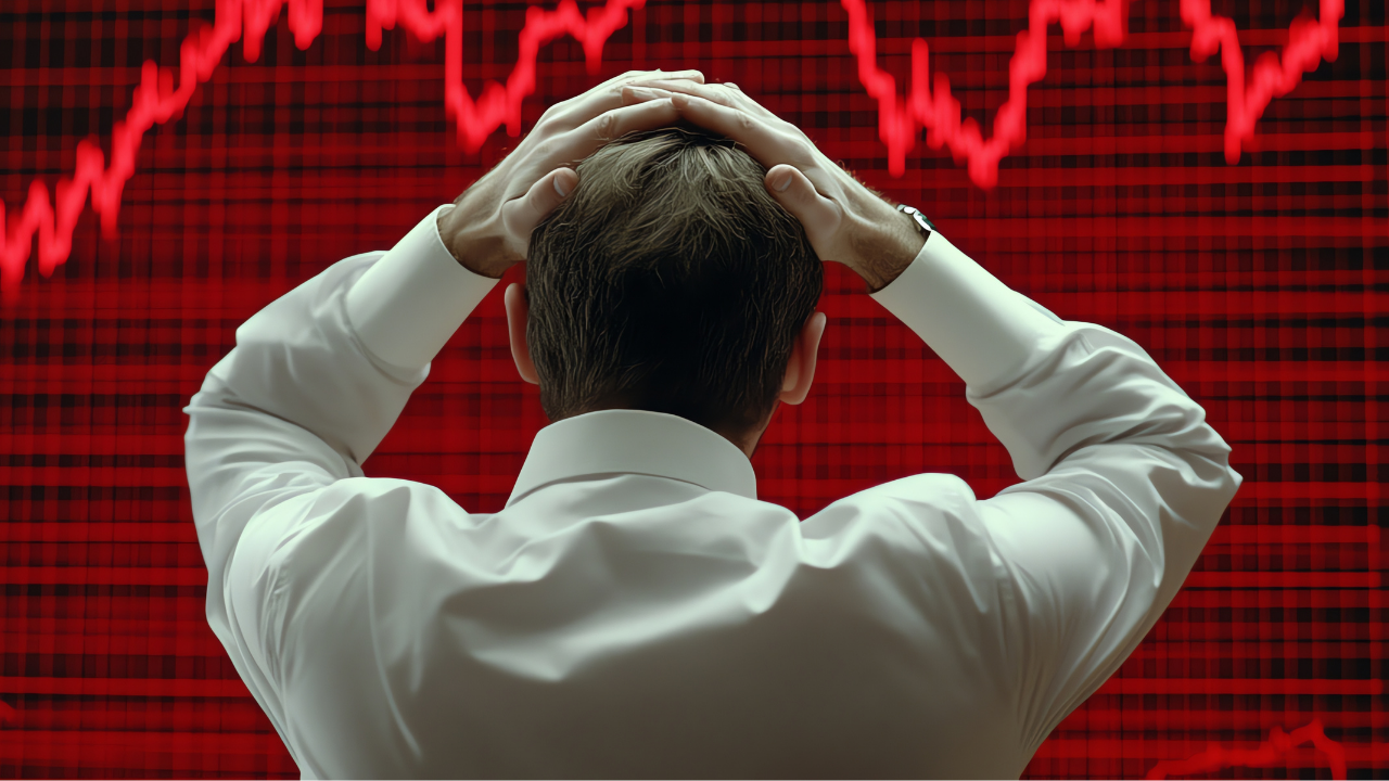 Inversionista preocupado frente a una caída del mercado, con gráfico financiero en rojo que refleja volatilidad y estrés emocional al invertir.