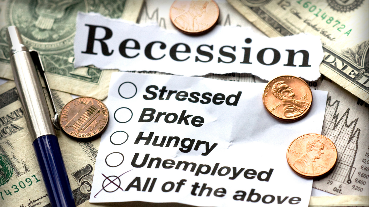 Representación metafórica de salud financiera mostrando unas tijeras cortando tarjetas de crédito, simbolizando el recorte de gastos innecesarios y la eliminación de deudas costosas