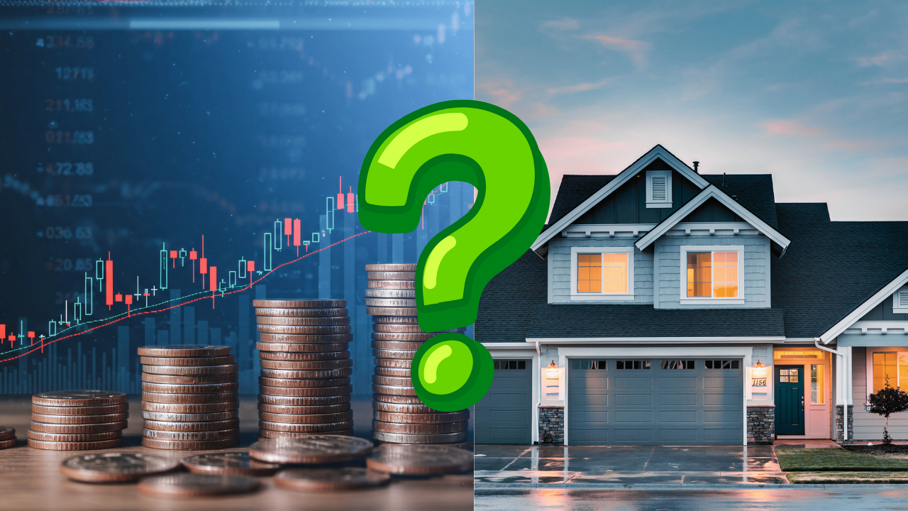 Comparativa visual entre gráficas de opciones financieras con monedas y una casa moderna, representando la duda entre invertir en Covered Calls o renta inmobiliaria