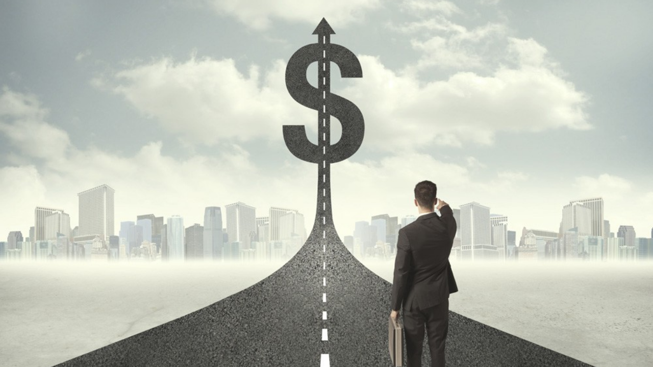 Imagen conceptual de estrategia de inversión a largo plazo en dólares con símbolo financiero y camino hacia el futuro