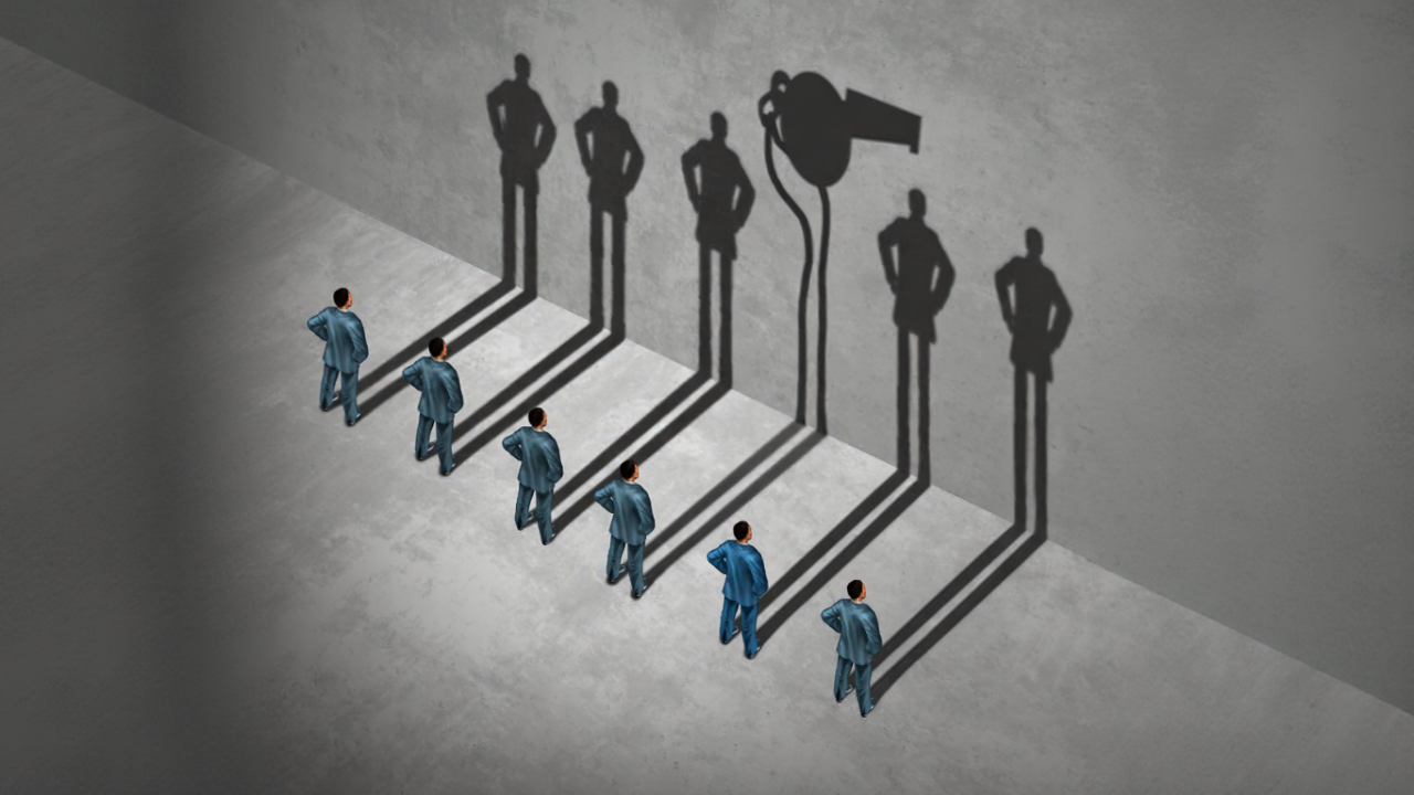 Professionisti in fila che proiettano ombre più grandi, una delle quali mostra un fischietto, simbolo del "Whistleblowing" e della tutela del segnalante