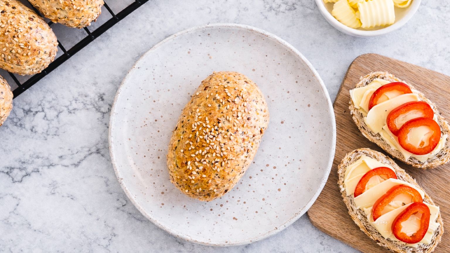 Grove matpakkerundstykker bakt med havregryn og frø