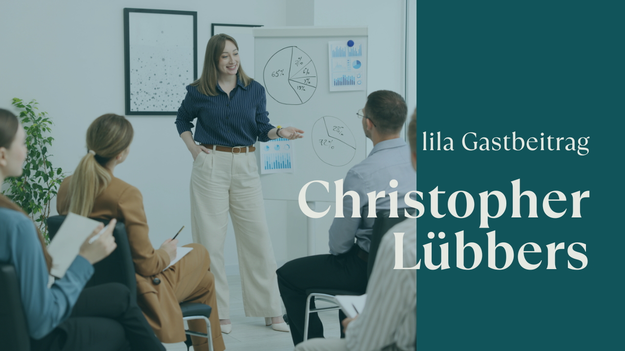 Person bei einer Präsentation vor Publikum, beruflicher Vortrag in modernem Umfeld