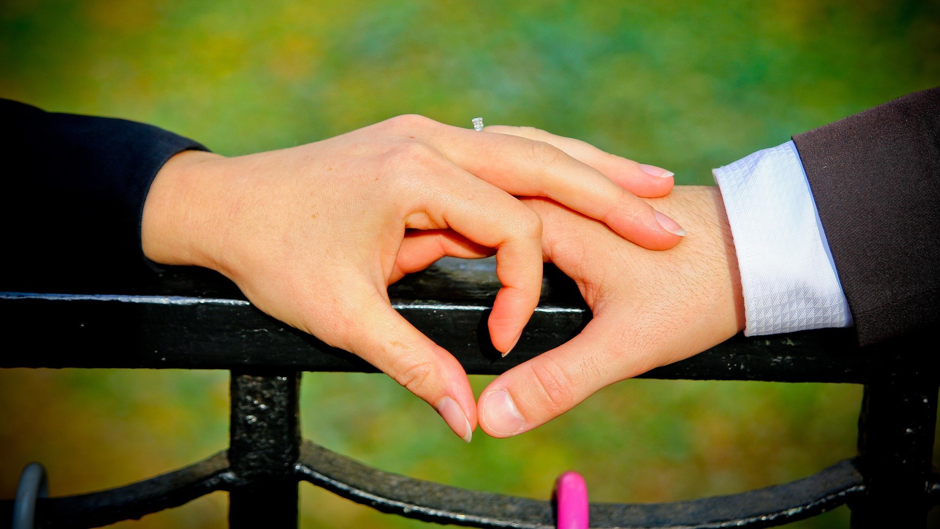 互いの手をそっと重ねて