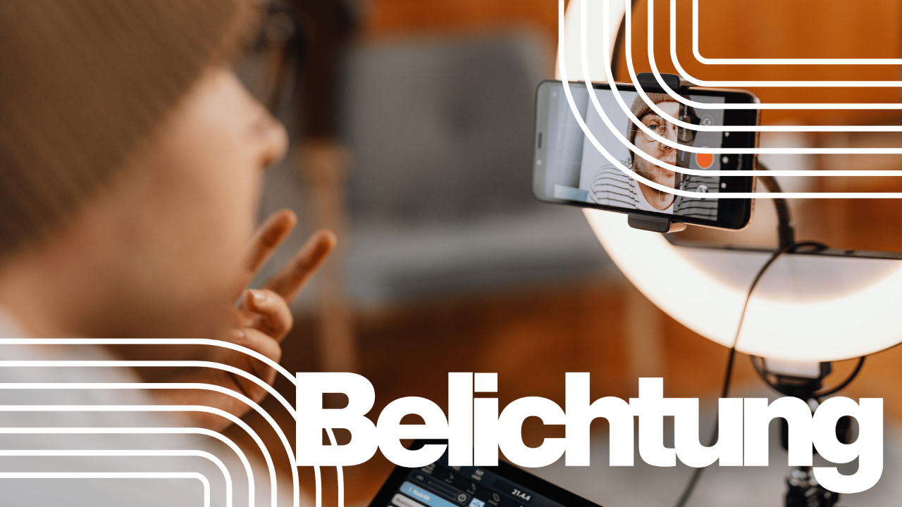 Ein Mann, der sich filmt, während er von einem Ringlicht beleuchtet wird