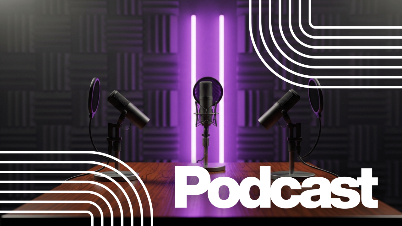 Bas Bild Zeigt 3 Podcast Mikrofone, und ein Podcast Film Studio