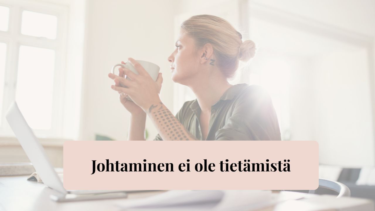 Kuvata pysähtyvää ja reflektoivaa johtajuutta sekä siirtymää kontrollista luottamukseen, jossa vaikuttavuus syntyy tilan antamisesta muille ajatella ja kasvaa.