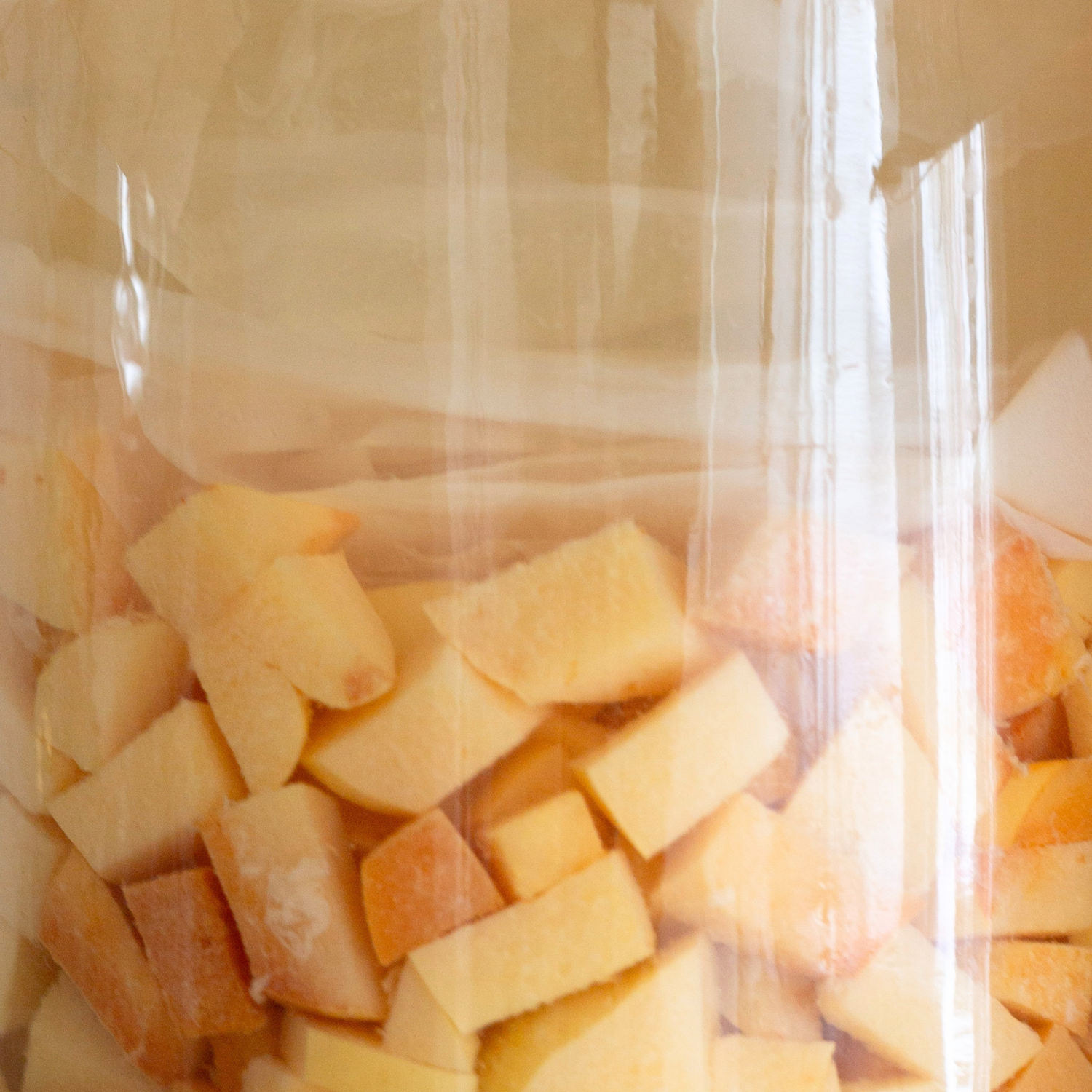 Feine, d&uuml;nne Essigm&uuml;tter in einem Quittenessig mit Fruchtst&uuml;cken im Glas