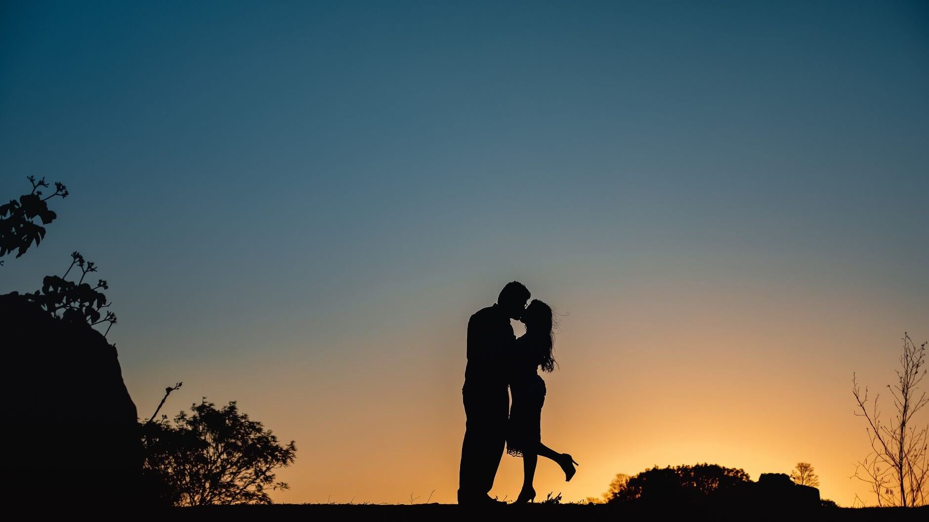 silhoutte of a man and woman kissing