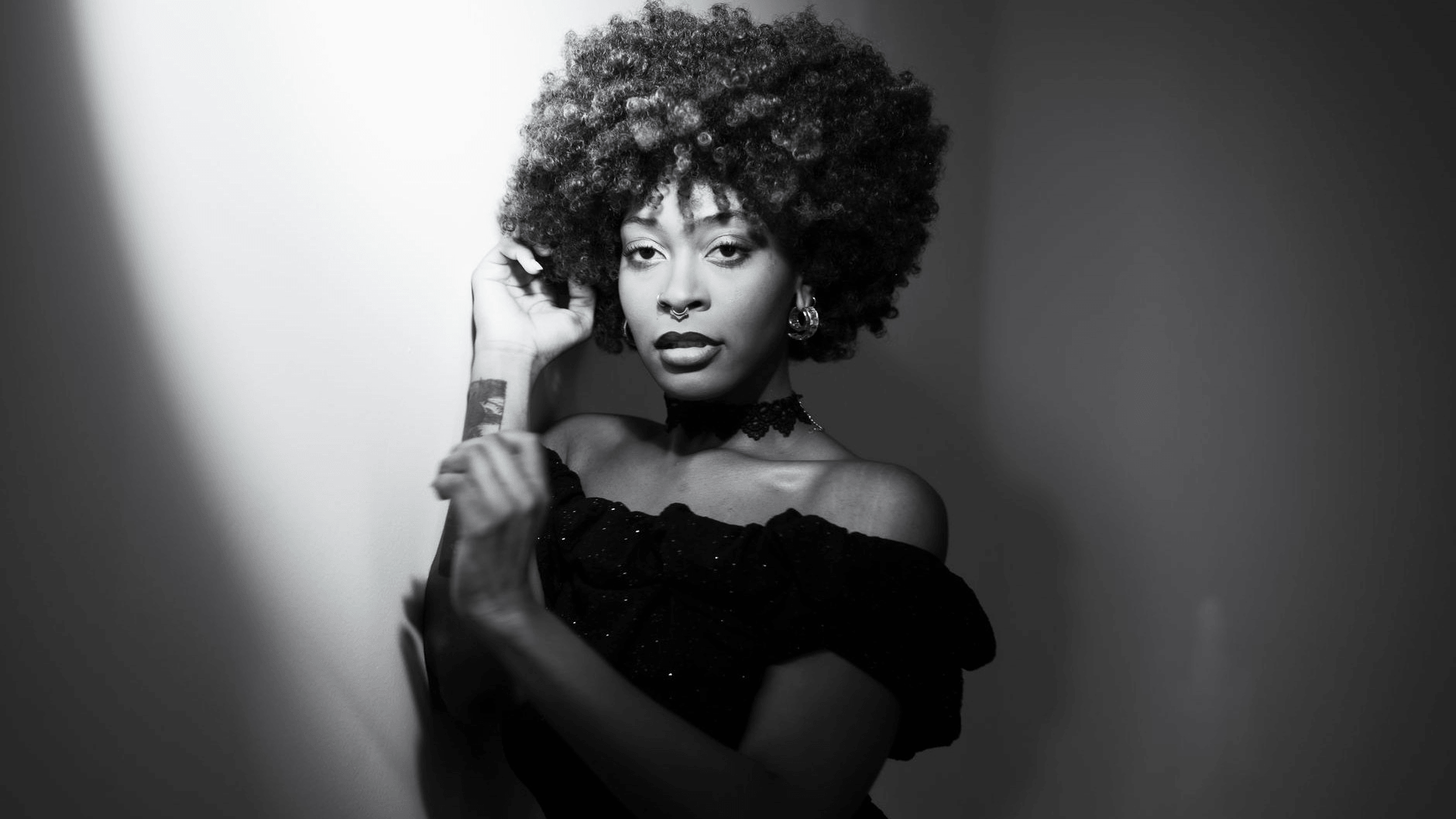 woman looking intensely at the camera, photo in black and white