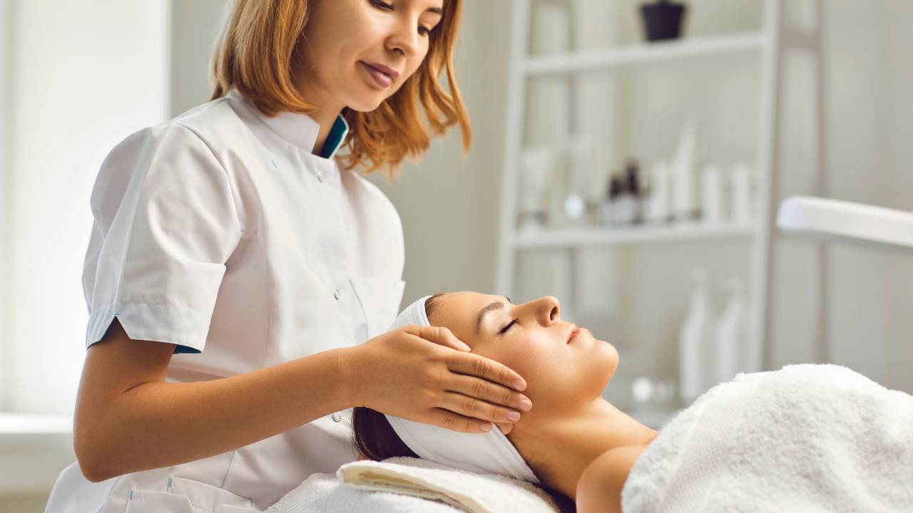 En hudpleier har en variert arbeidshverdag.