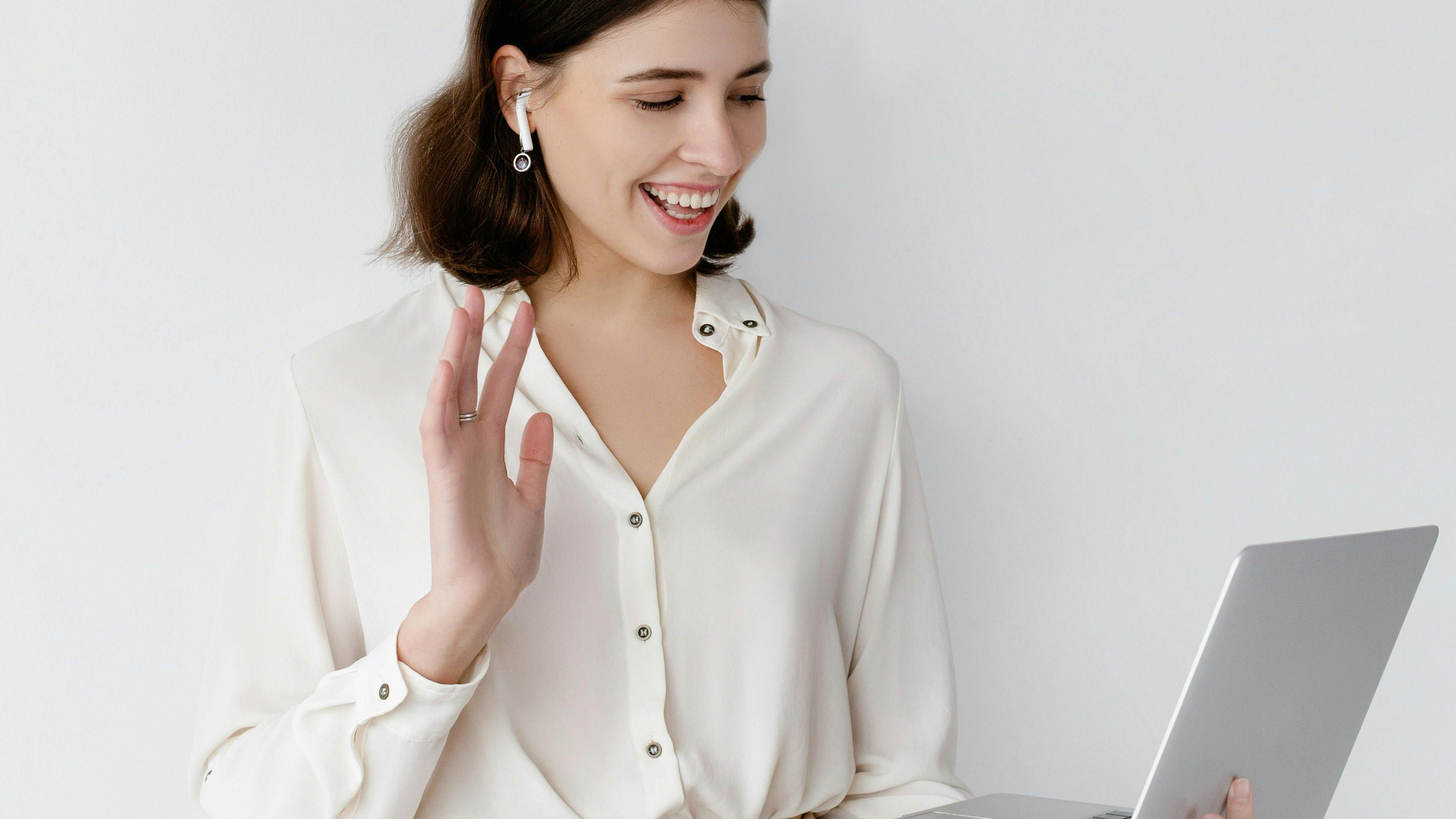 Foto de Hanna Pad: https://www.pexels.com/es-es/foto/mujer-en-camisa-blanca-abotonada-con-macbook-plateado-6203787/