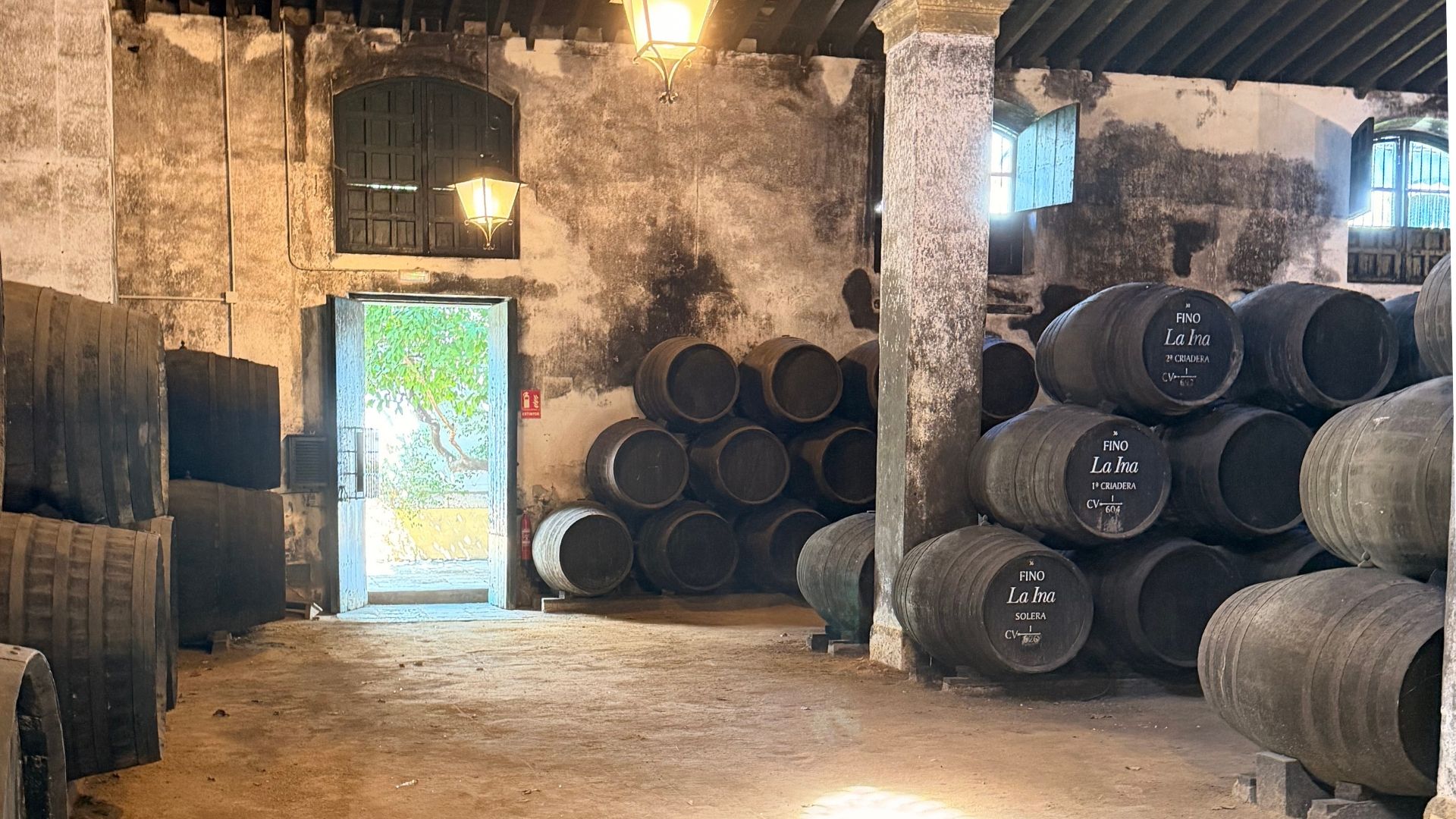 Solera ve criadera: Jerez bodegasında üç kat üst üste dizilmiş botalar, en alt sırada en yaşlı şarap