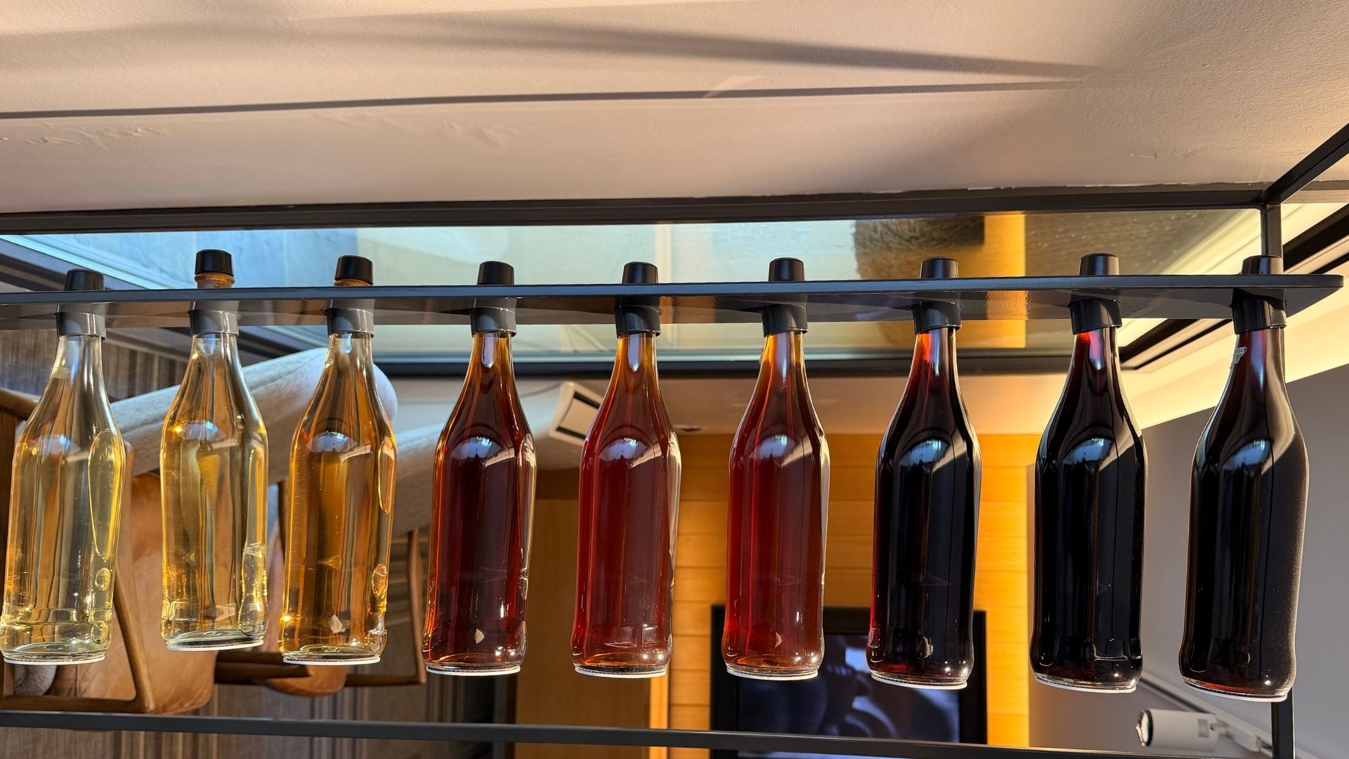 Sherry çeşitleri renk skalası: soldan sağa fino, manzanilla, amontillado, palo cortado, oloroso, cream ve Pedro Ximénez
