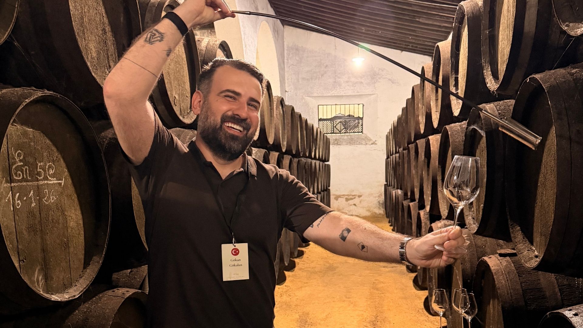 Venencia: Jerez bodegasında uzun esnek saplı küçük kapla fıçıdan alınan sherry'nin catavino kadehine dökülüşü