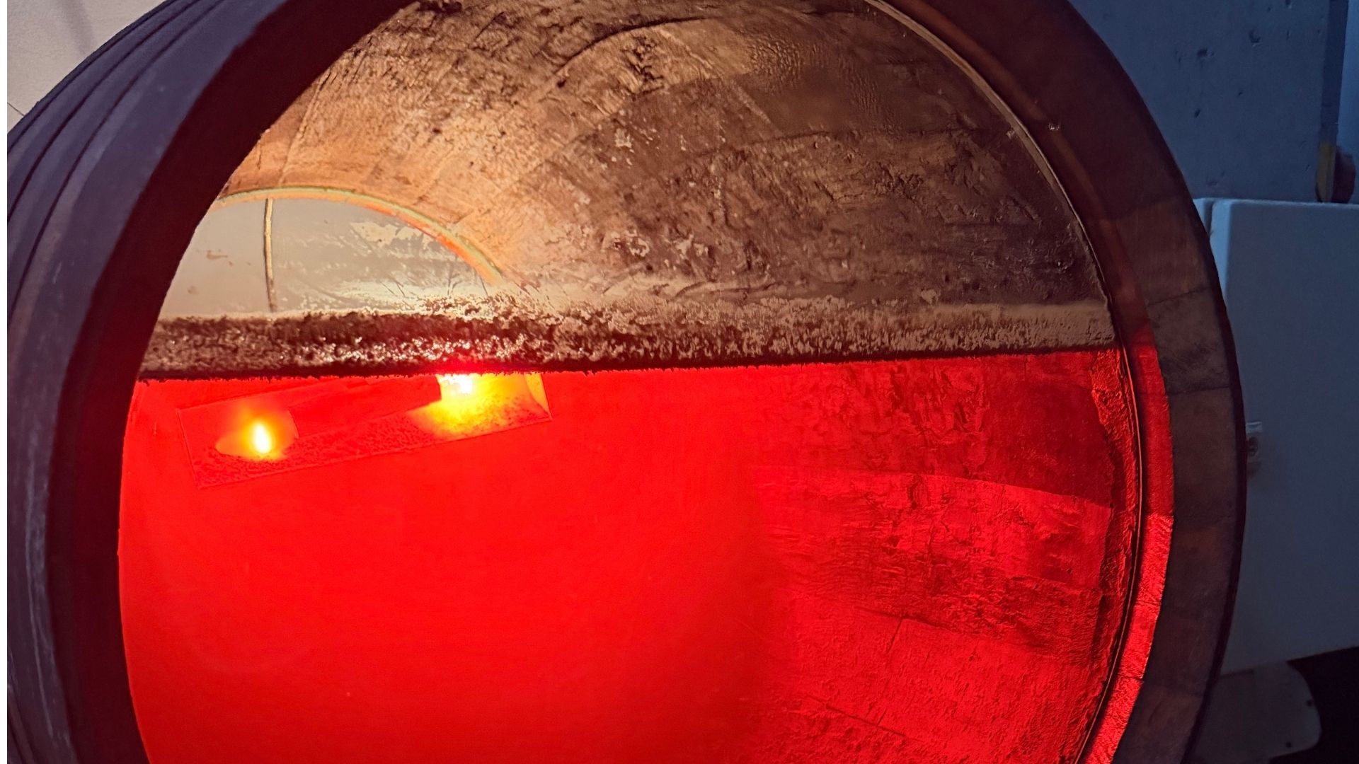 Flor: Jerez'de bir fino fıçısında şarabın üstünü kaplayan beyaz maya örtüsü (velo de flor)
