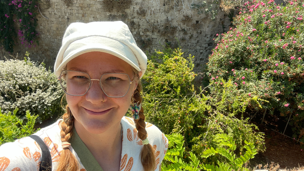 Joogaharjoittaja meditoimassa, kundaliinijoogan hyötyjä symboloiva rauhallinen kuva.