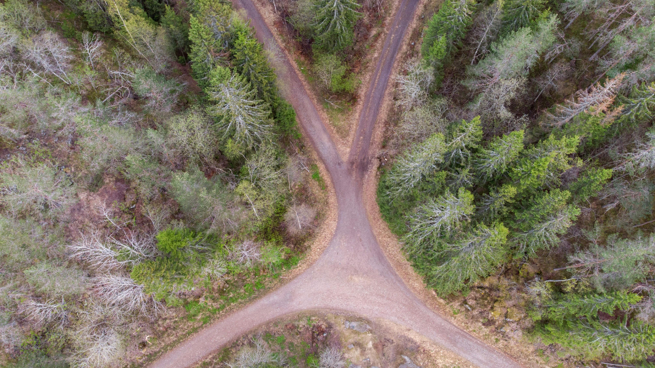 Ihminen istuu rauhallisesti ja hengittää syvään Somatic Experiencing® -työskentelyn hengessä.