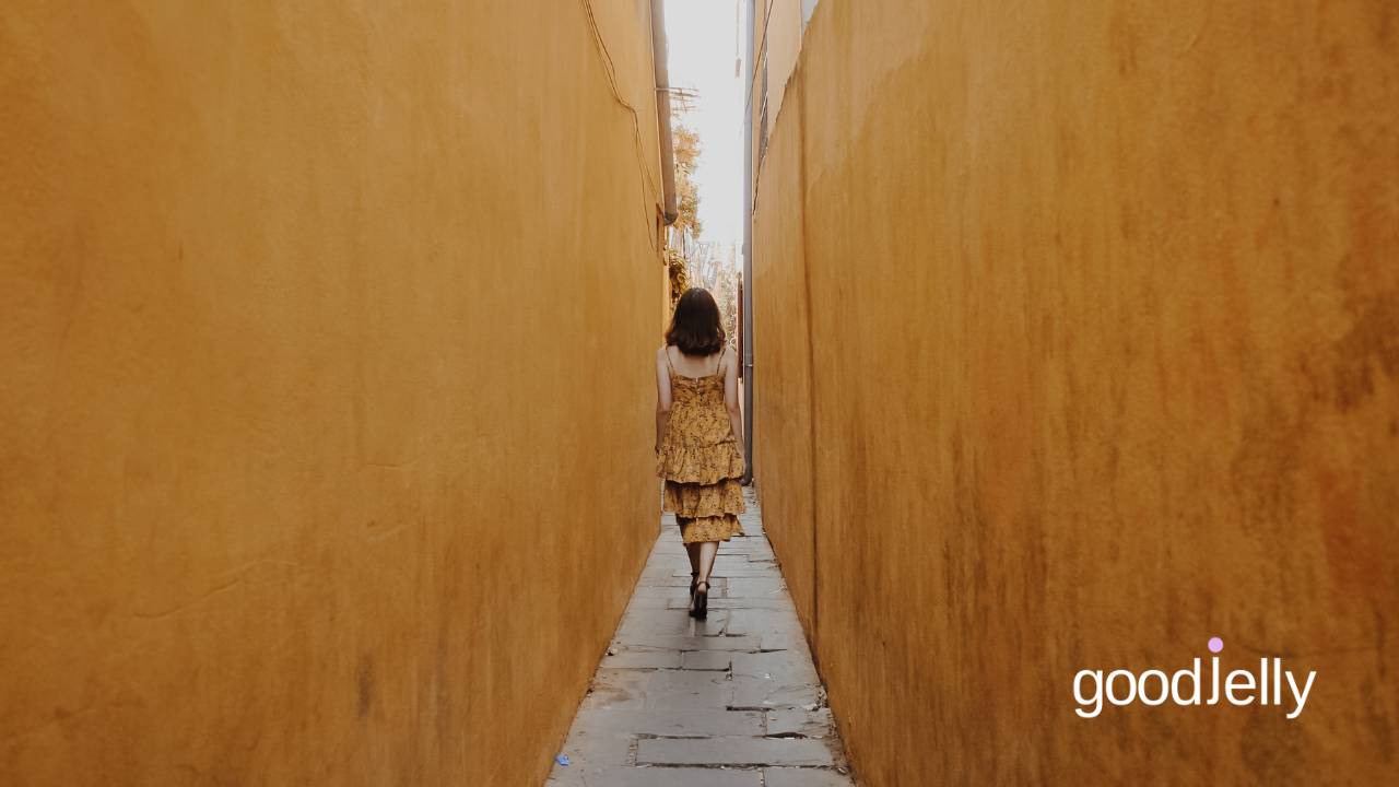 woman-narrow-alley