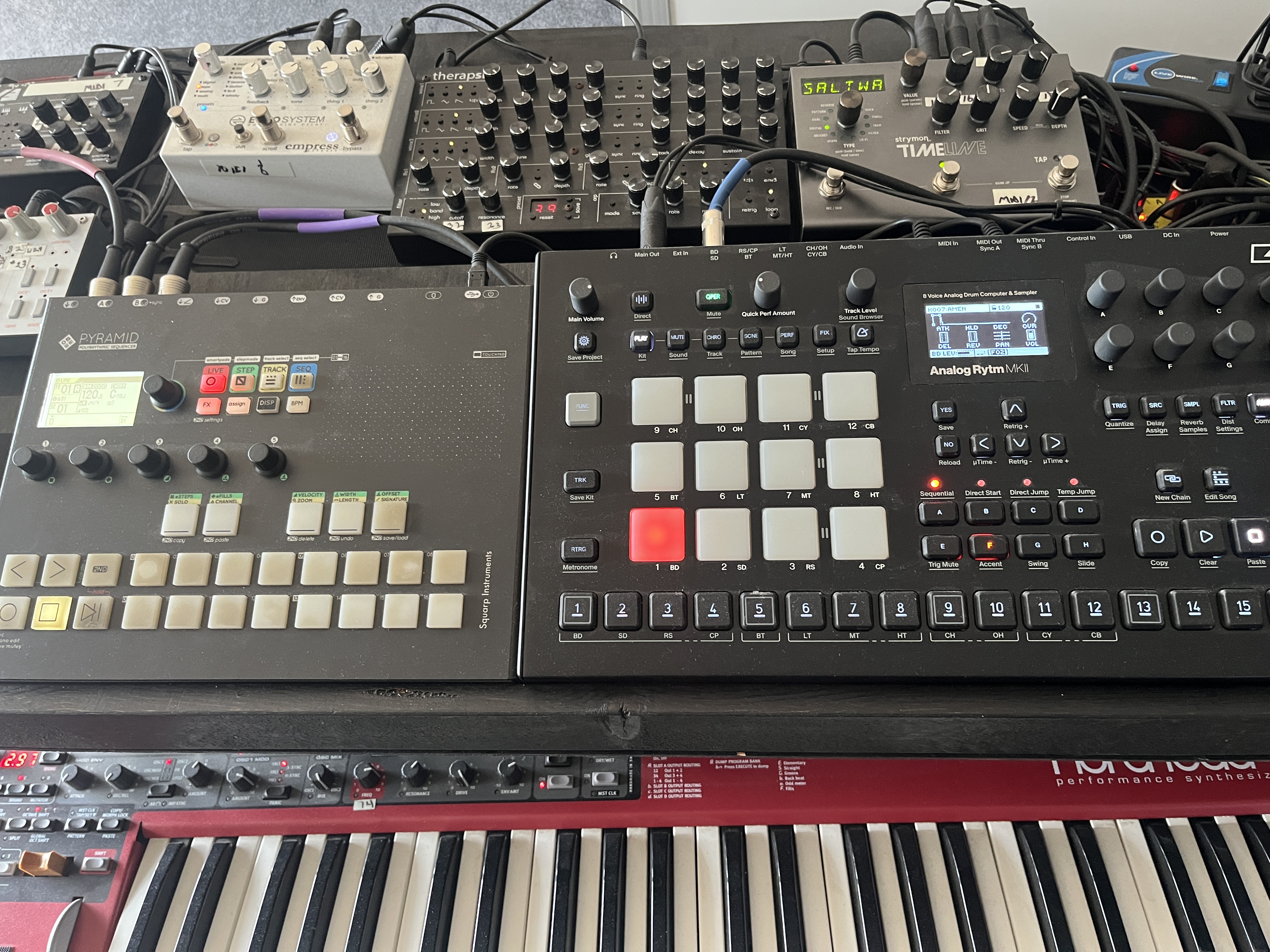 electronic music groovebox sampler dawless performance setup