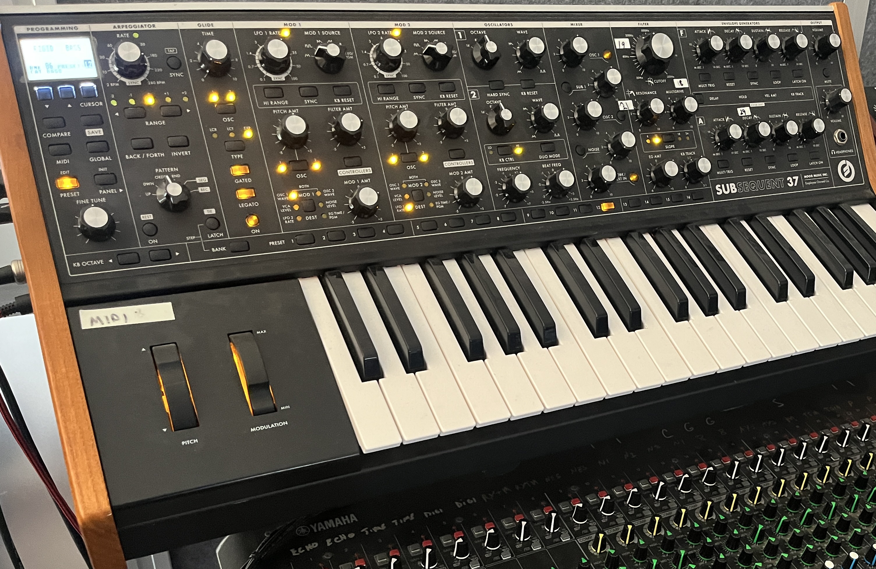 analog synthesizer keyboard knobs live performance dawless