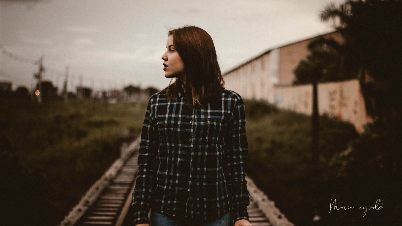 Kvinne stirrer ut i luften og har indre ro, symboliserer ubevisste traumer.