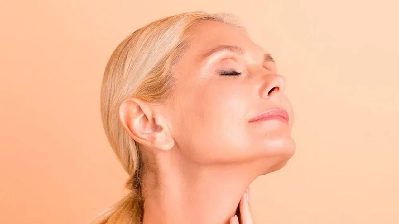 Elastosis: Dermal Aging in Neck & Décolleté