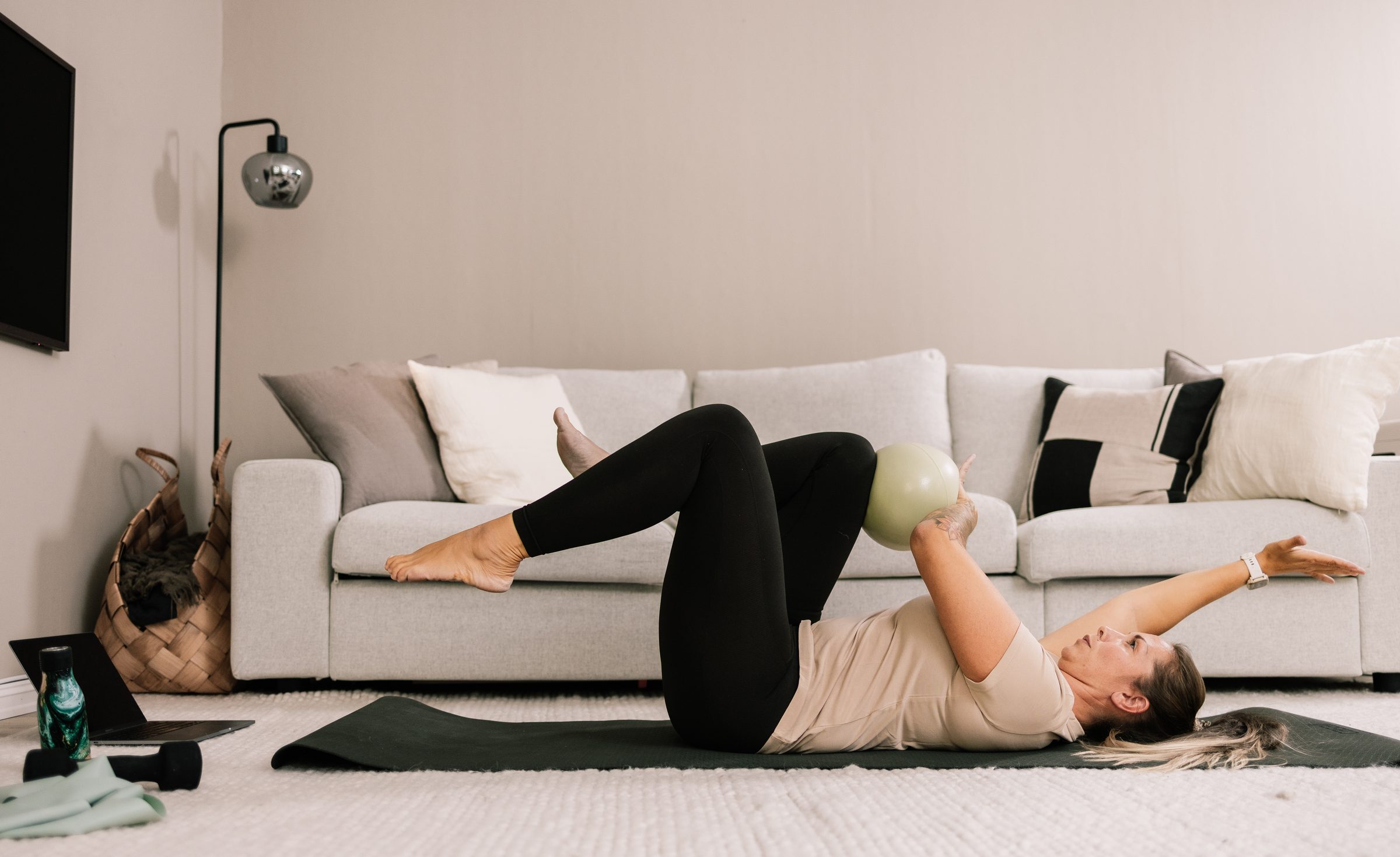 Therese trener med ball hjemme i stuen