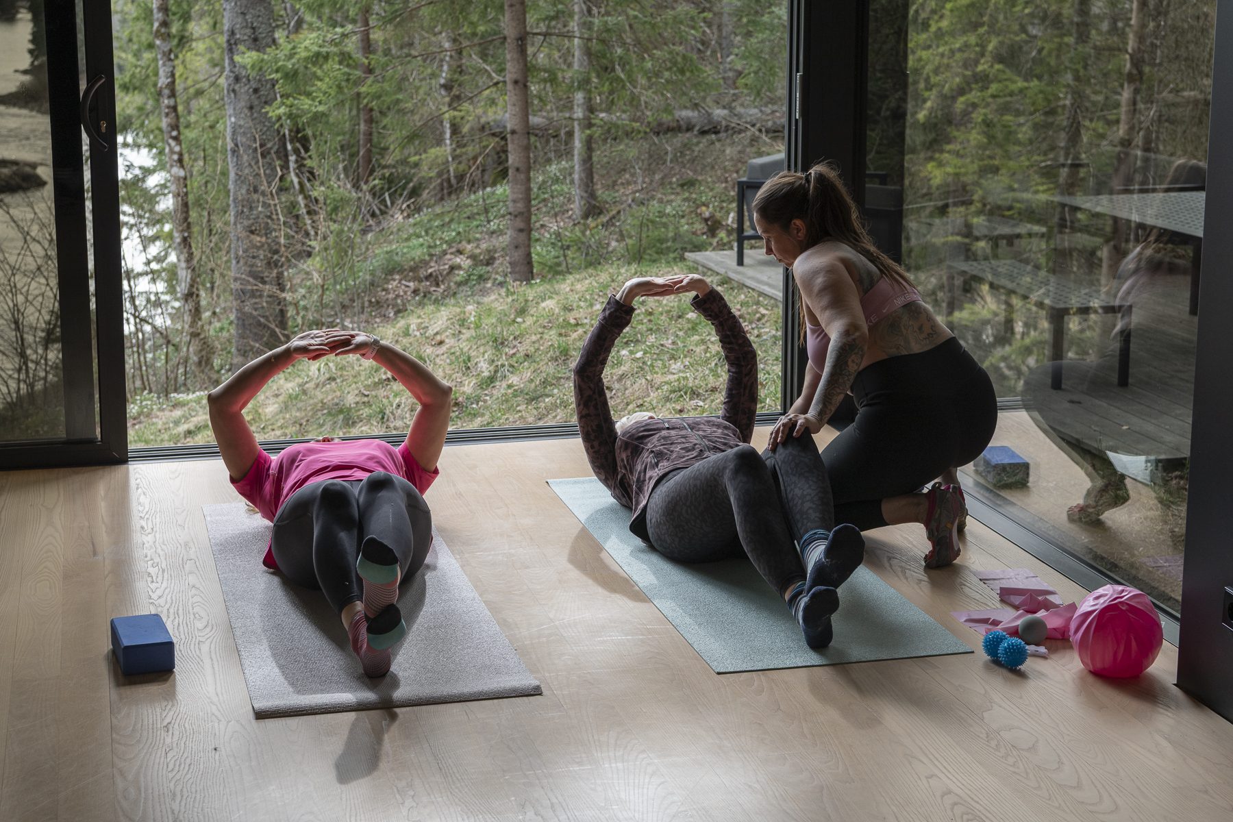 Kursdeltakere trener hypopressiv trening sammen med Therese