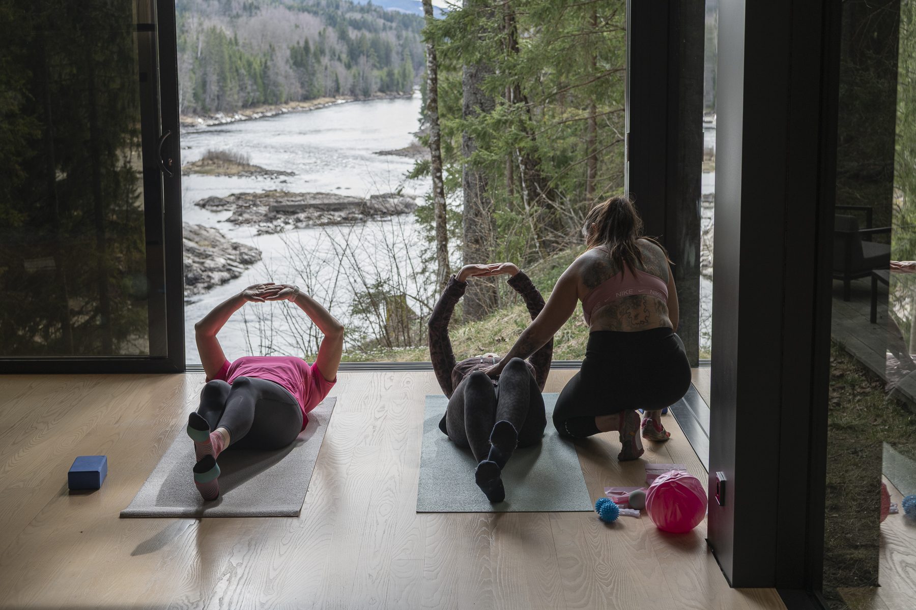 Therese veileder deltakere i hypopressiv trening ved elven