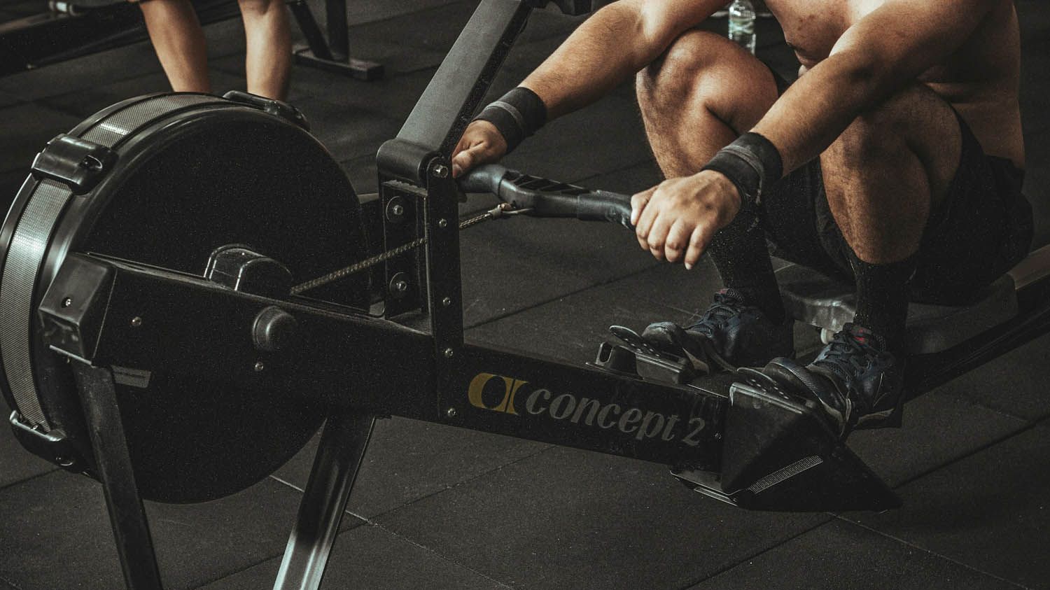 Personal Trainer Helsinki Marko Kuoppasalmi ohjaa asiakkaan voimaharjoittelua Töölön yksityisellä Kuntokompassi-studiolla.
