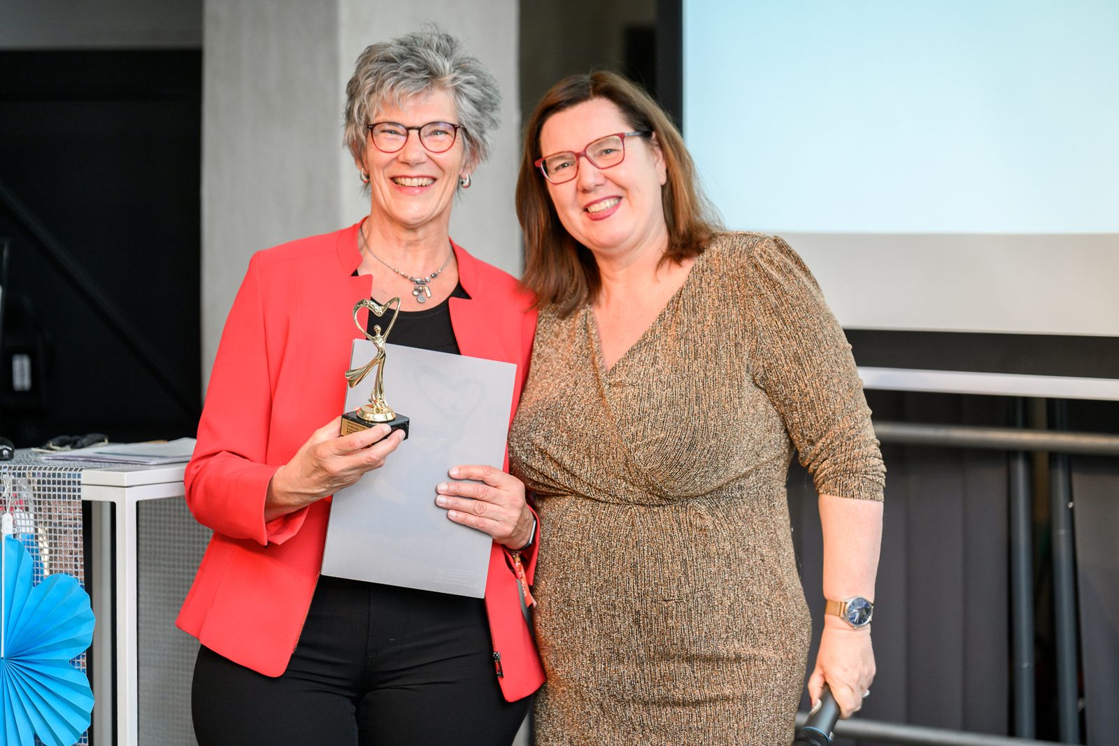 Award-Übergabe mit Dr. Claudia Nichterl