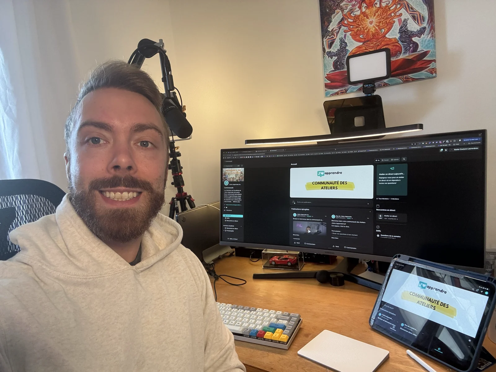 Xavier, de l'équipe J'aime Apprendre, dans le studio où il prépare les ateliers