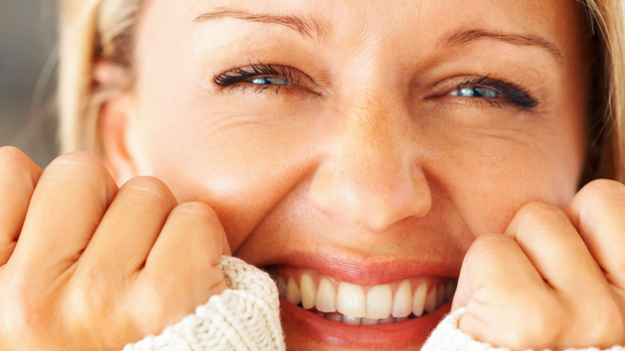 mother of the bride makeup with soft natural look, light blush and defined eyes for women over 40 at a wedding