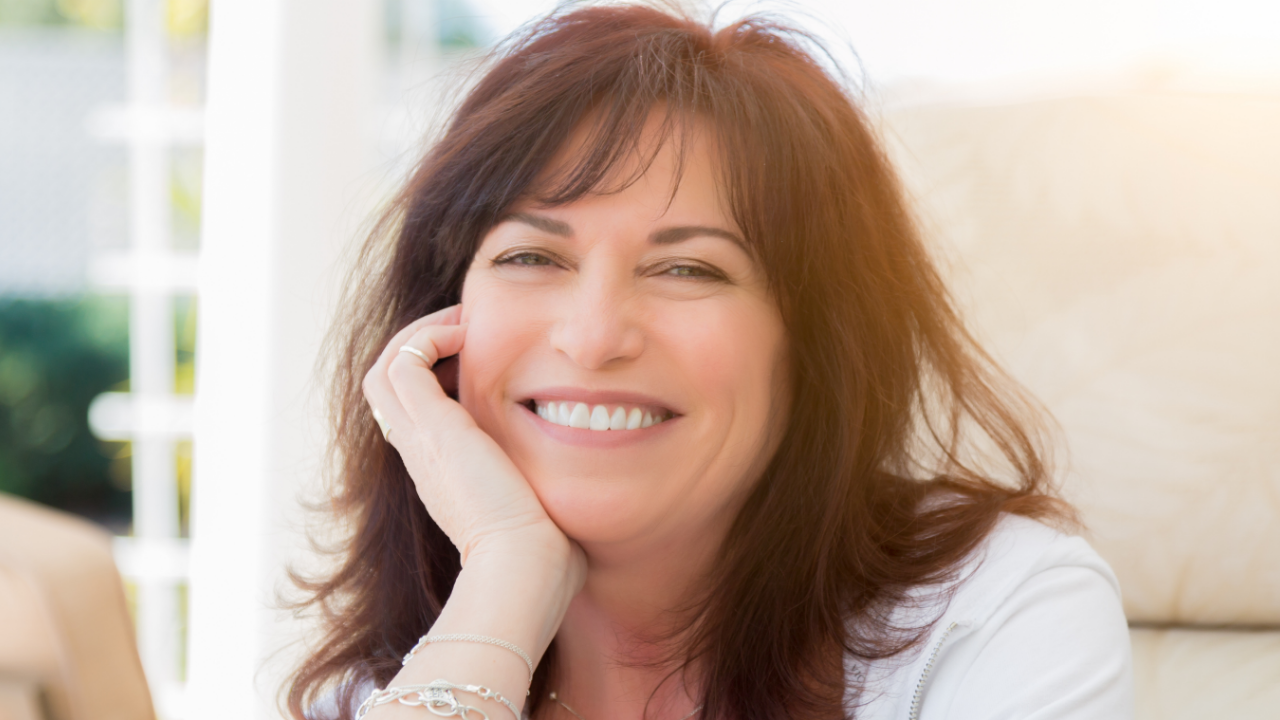 mother of the groom hairstyle with soft layers and natural volume, elegant look for women over 40 at a wedding