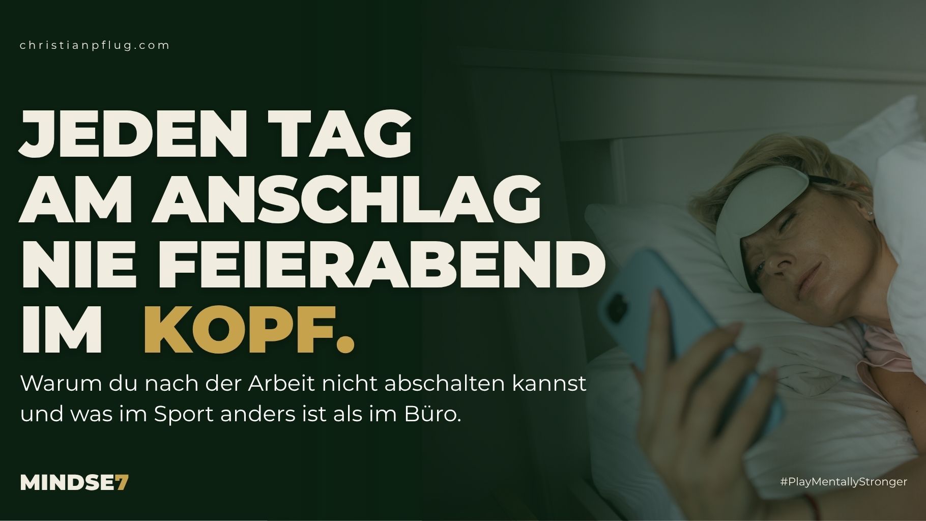 Dunkles Schlafzimmer mit leuchtendem Handydisplay als Sinnbild für Gedanken, die nach Feierabend weiterlaufen