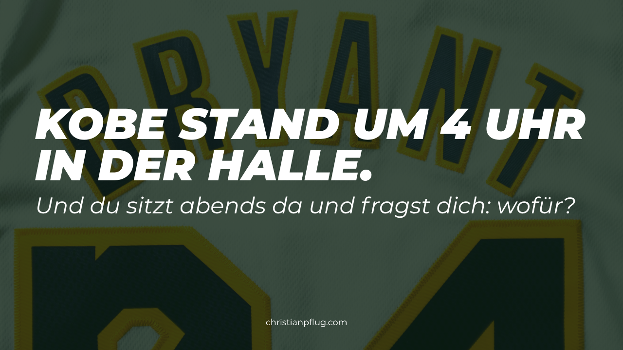 Basketballspieler trainiert im Morgengrauen allein in einer leeren Halle — Bild für inneren Antrieb statt äußerem Applaus