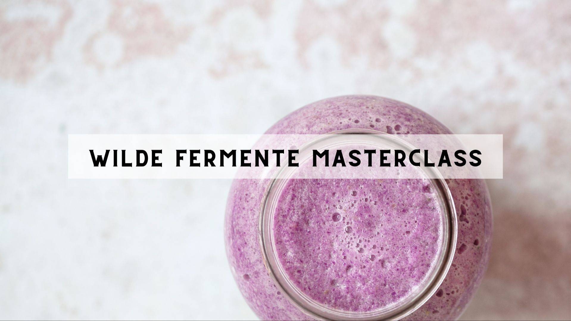 Fermentierter Sauerkrautsaft im Glas von oben, mit dem Schriftzug Wilde Fermente Masterclass