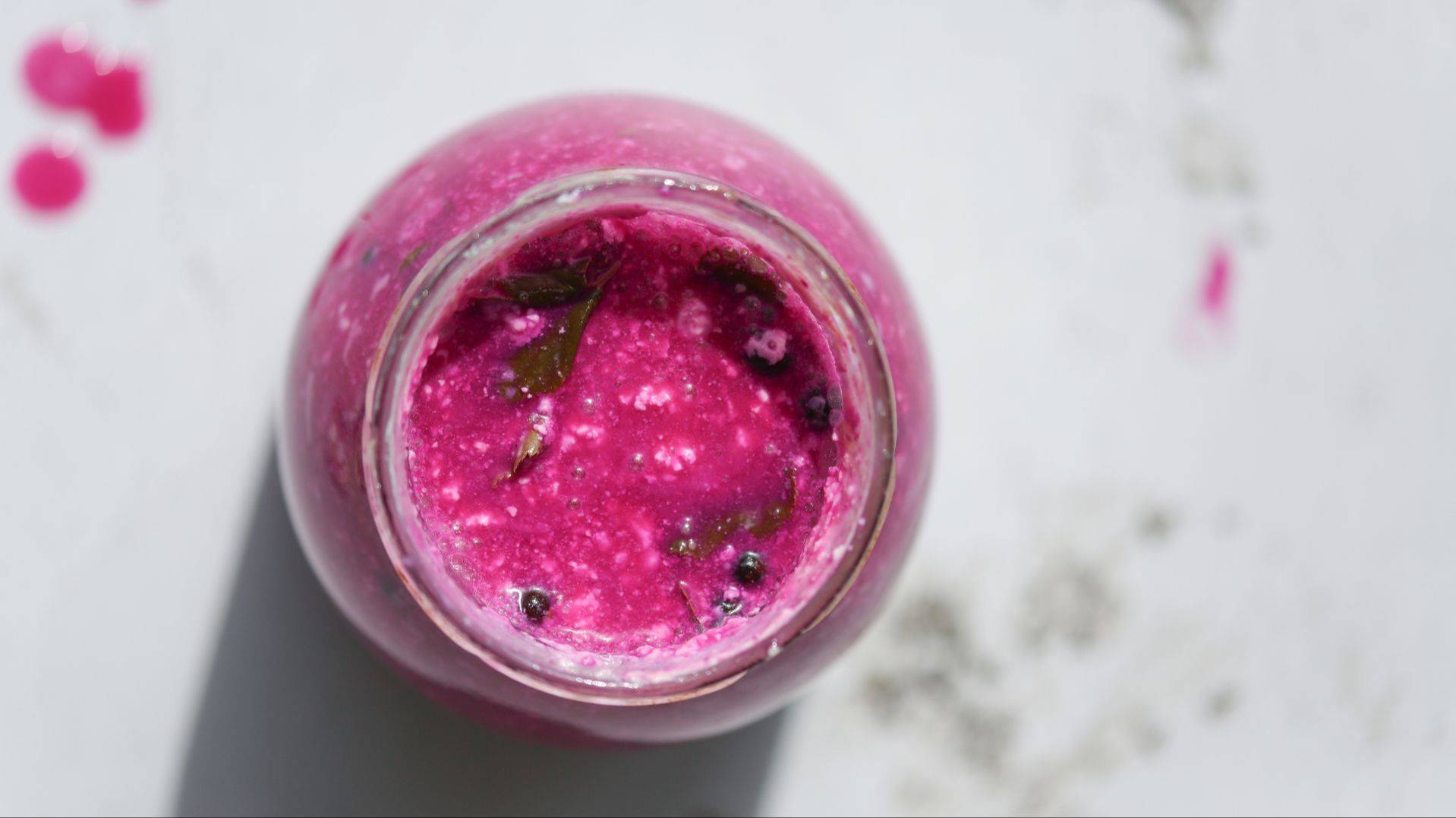 Pinkes Milchferment mit Roter Bete im Glas, von oben fotografiert