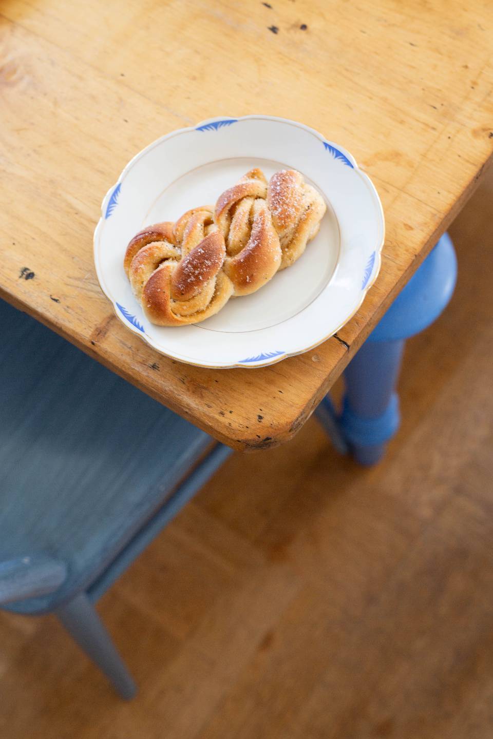 Zimtschnecken auf einem Teller auf einem Holztisch