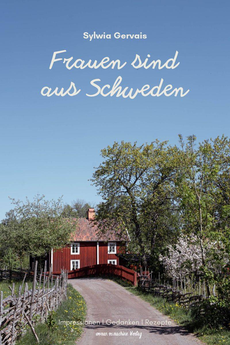 Buchcover „Frauen sind aus Schweden" von Syl Gervais – rotes Schwedenhaus im Frühling