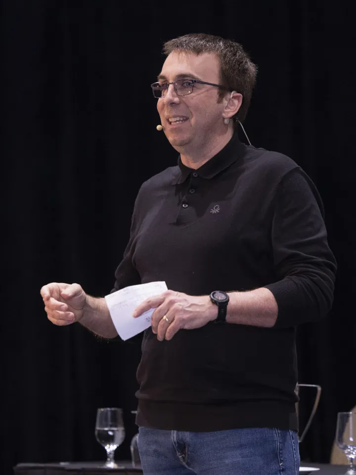 Philippe Bussière en conférence, sur scène