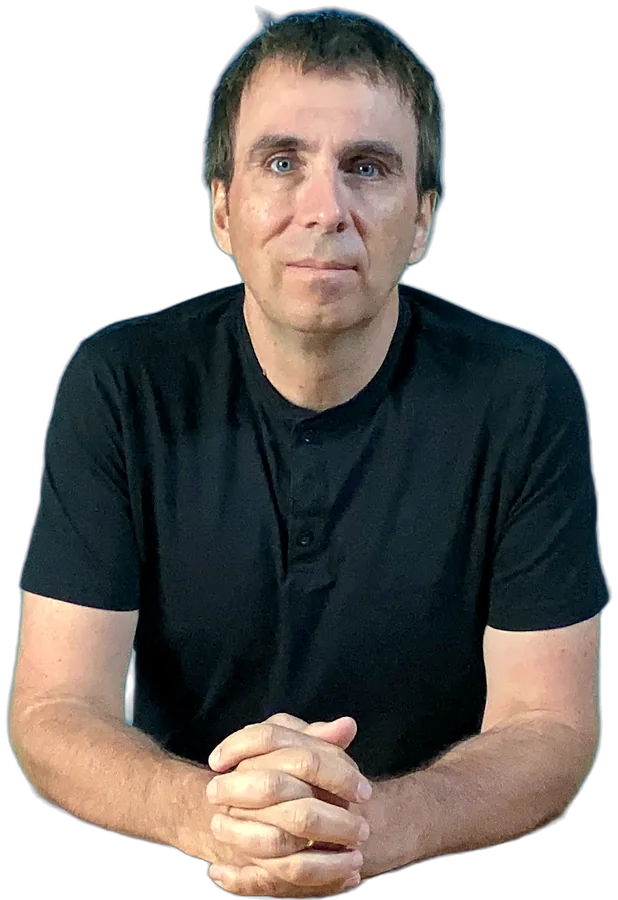 Philippe Bussière, accoudé à une table, les mains jointes
