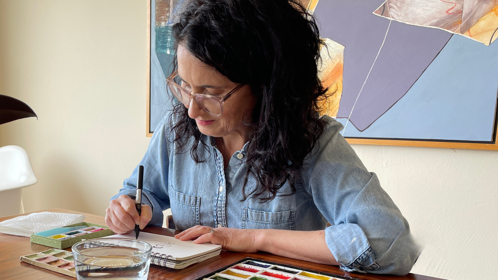 Lea Seigen Shinraku art journaling at a table