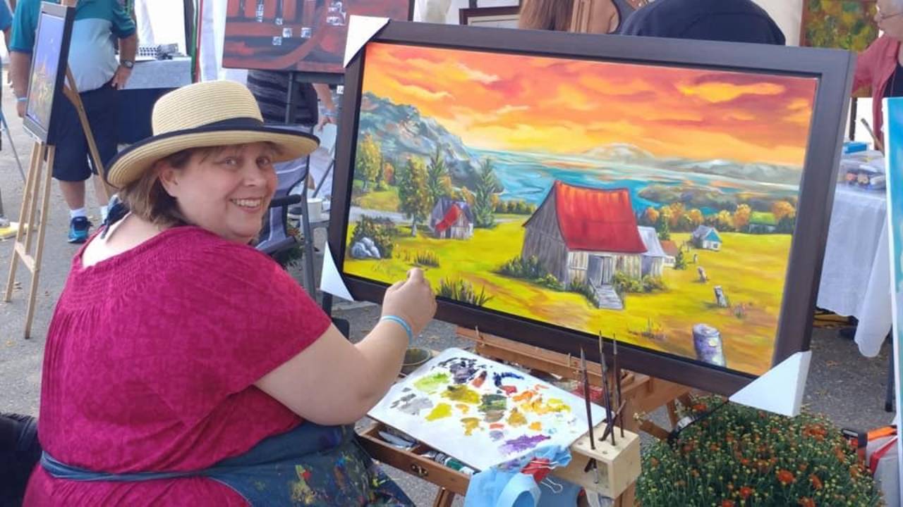 Céline Roger, artiste mentore, en train de peindre