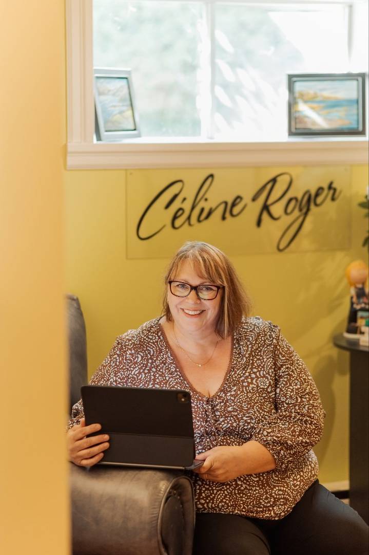 Céline Roger en train de peindre dans son atelier