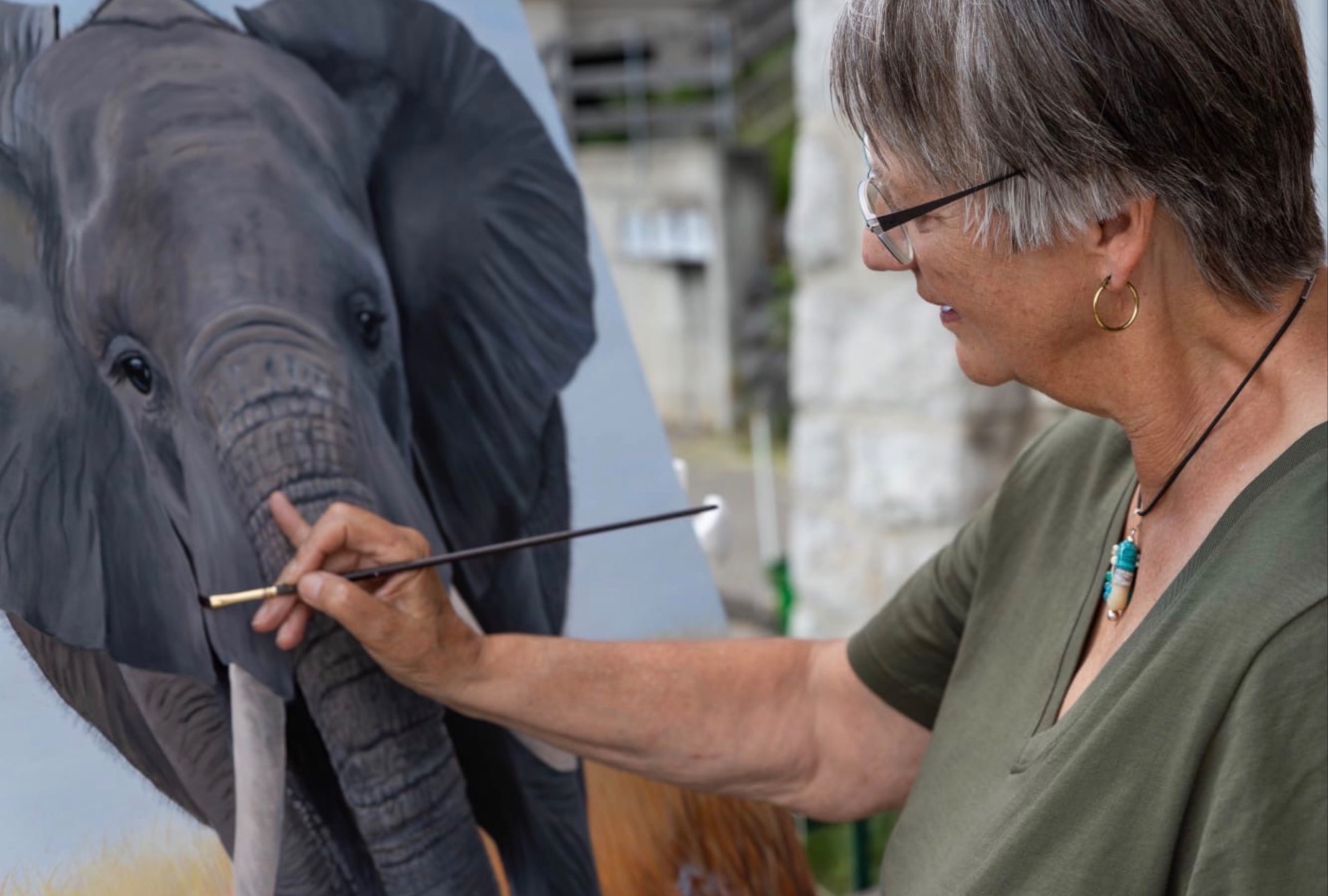 Une eleve en train de peindre dans l'atelier